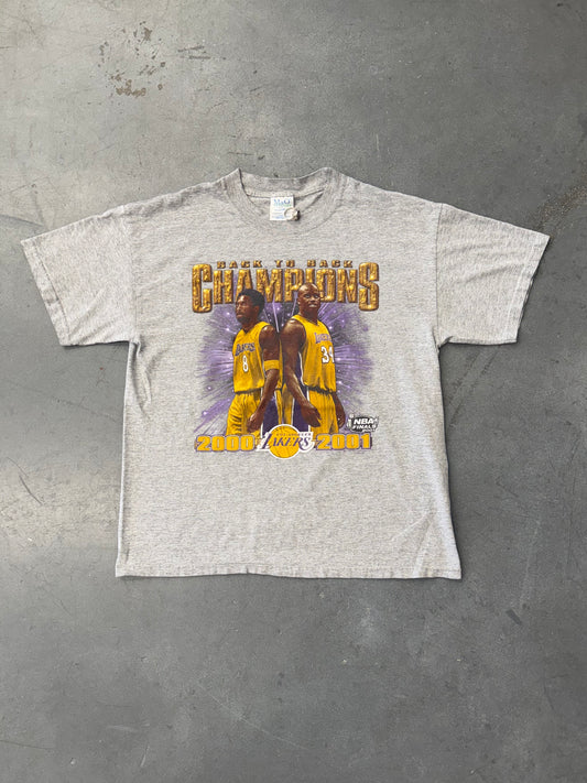 2001 LOS ANGELES LAKERS BACK TO BACK CHAMPIONS NBA FINALS TEE (M&O TAG)