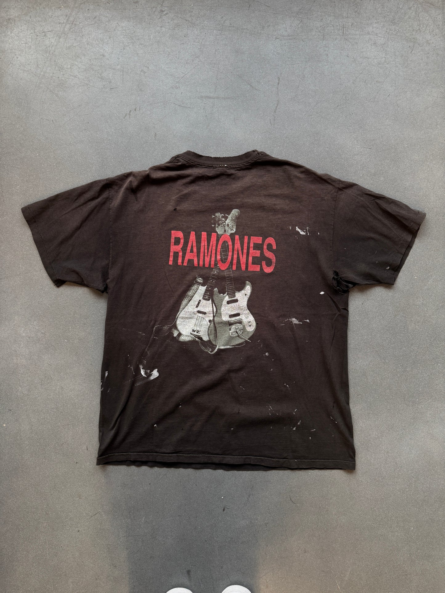 1993 RAMONES DISTRESSED CBGB CONCERT TEE (HANES TAG)