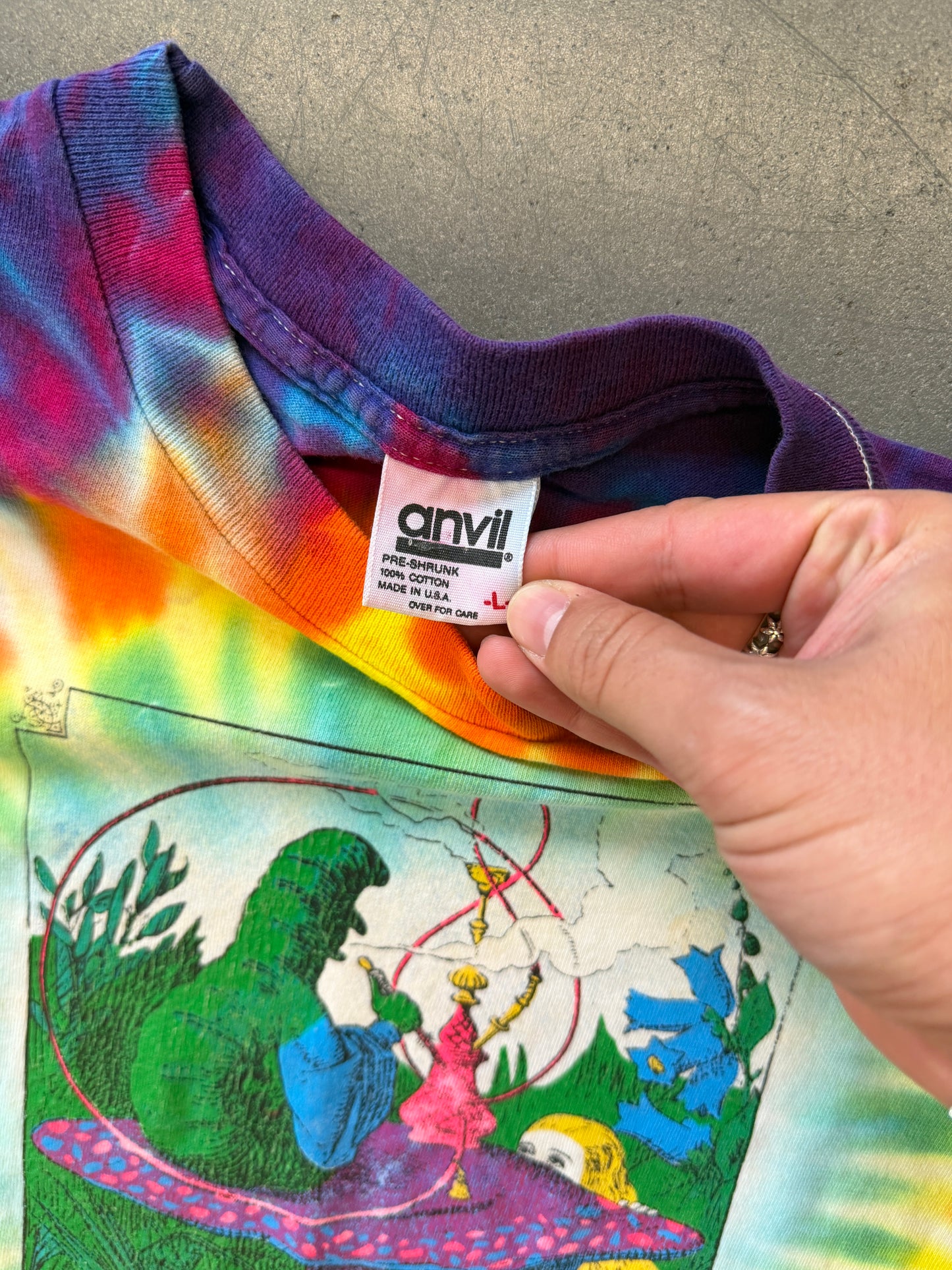 90'S ALICE IN WONDERLAND TIE-DYE TEE (ANVIL TAG)