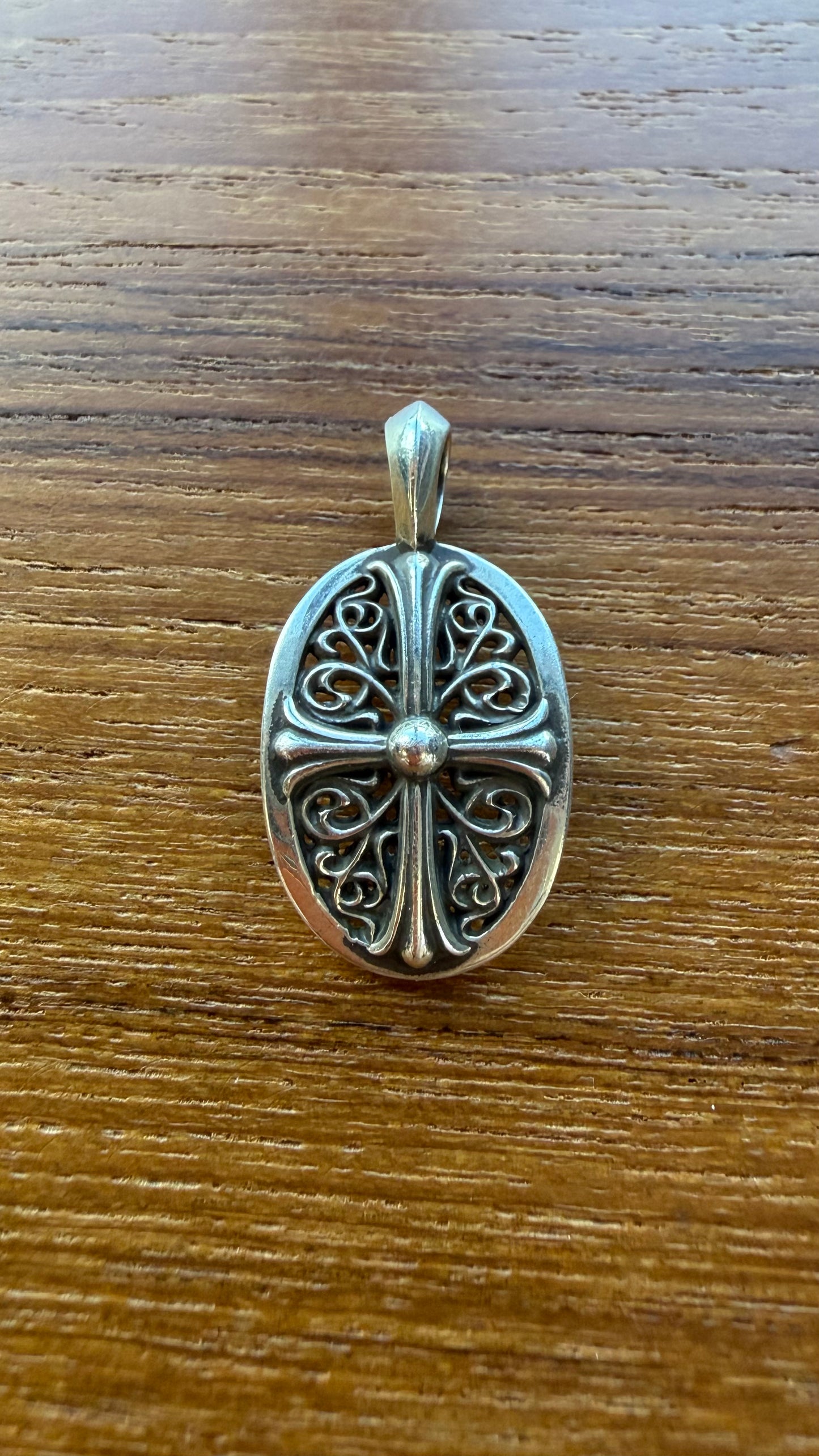 CHROME HEARTS OVAL CROSS SILVER PENDANT