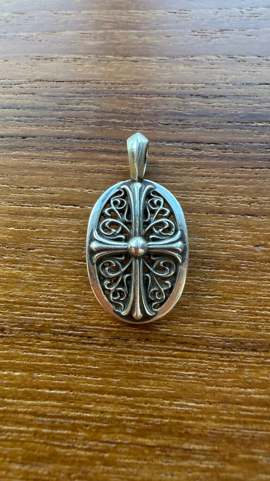 CHROME HEARTS OVAL CROSS SILVER PENDANT