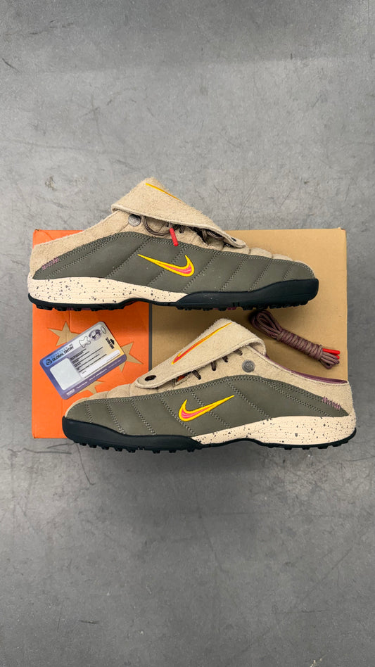 2026 NIKE TOTAL 90 MULE - KIDS OF IMMIGRANTS KHAKI