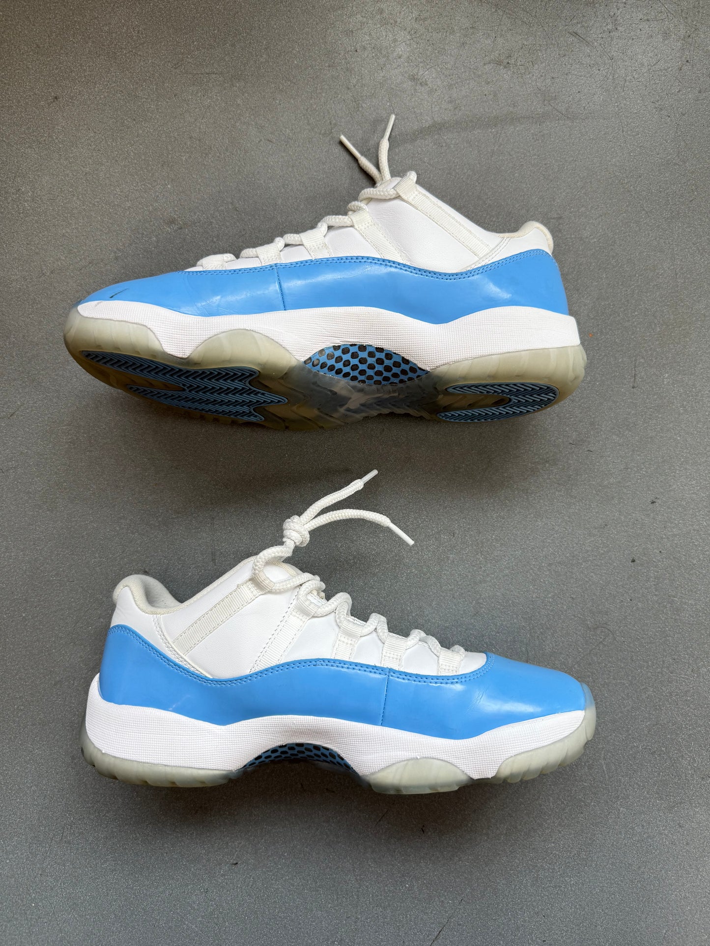 2017 SIZE 10.5 JORDAN 11 RETRO LOW UNIVERSITY BLUE (PRE-OWNED NO BOX)