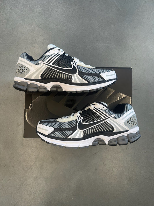 2025 SIZE 11 NIKE ZOOM VOMERO 5 SE BLACK/WHITE