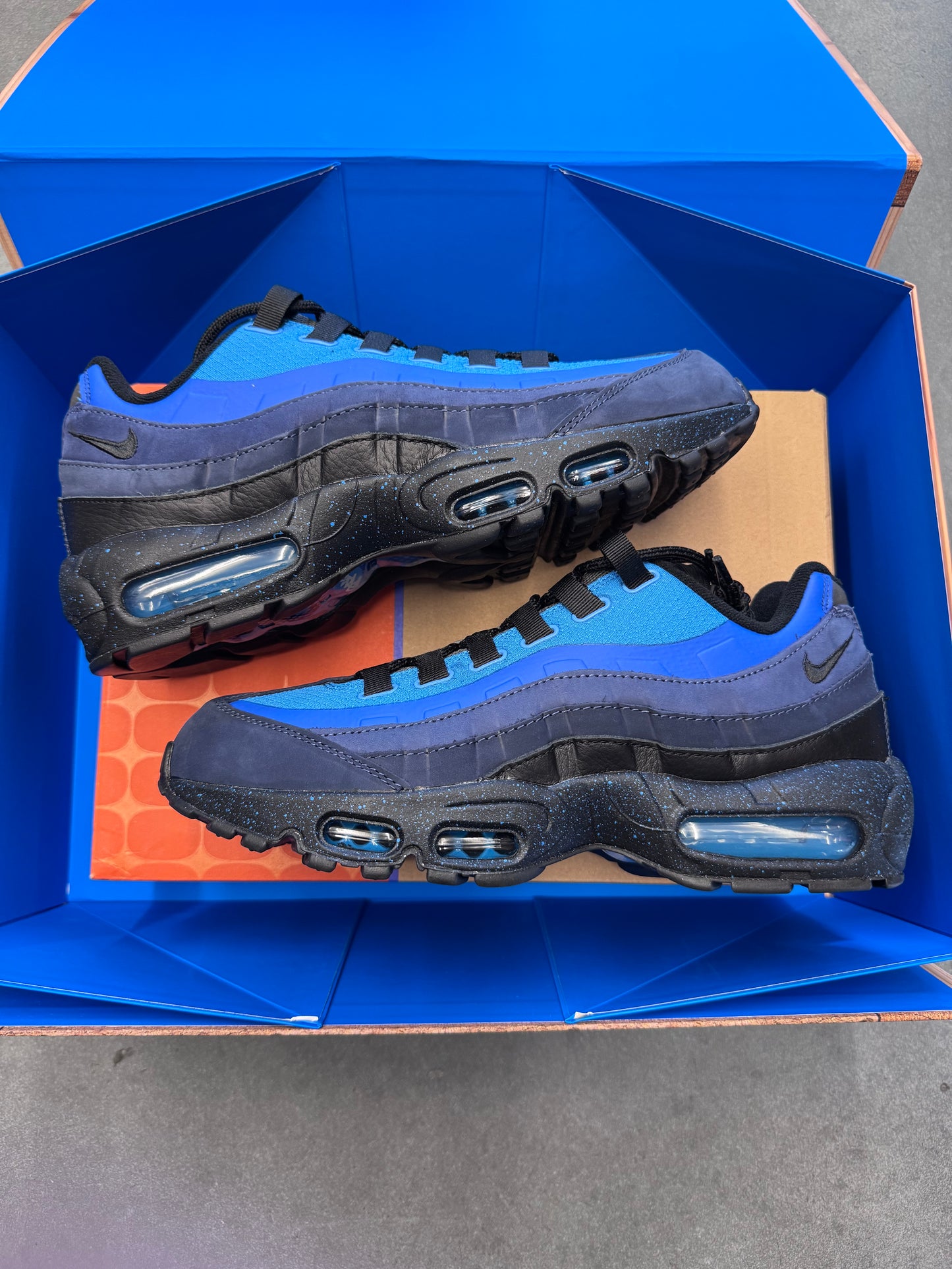 2024 SIZE 9.5 NIKE AIR MAX 95 & NIKE AIR FORCE 1 LOW STASH SPECIAL BOX (WITH POSTER) (SIGNED) (BRAND NEW OG ALL)