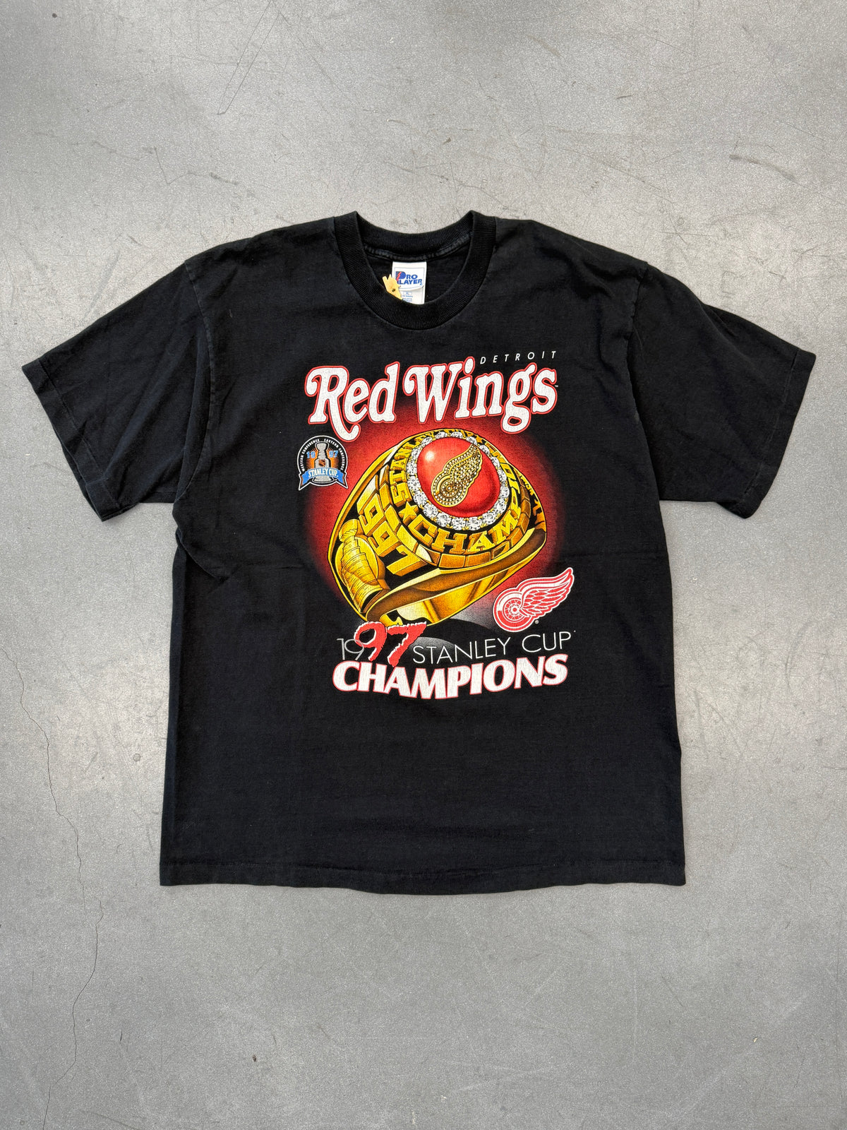 1997 NHL DETROIT RED WINGS STANLEY CUP CHAMPIONS TEE (PRO PLAYER TAG)