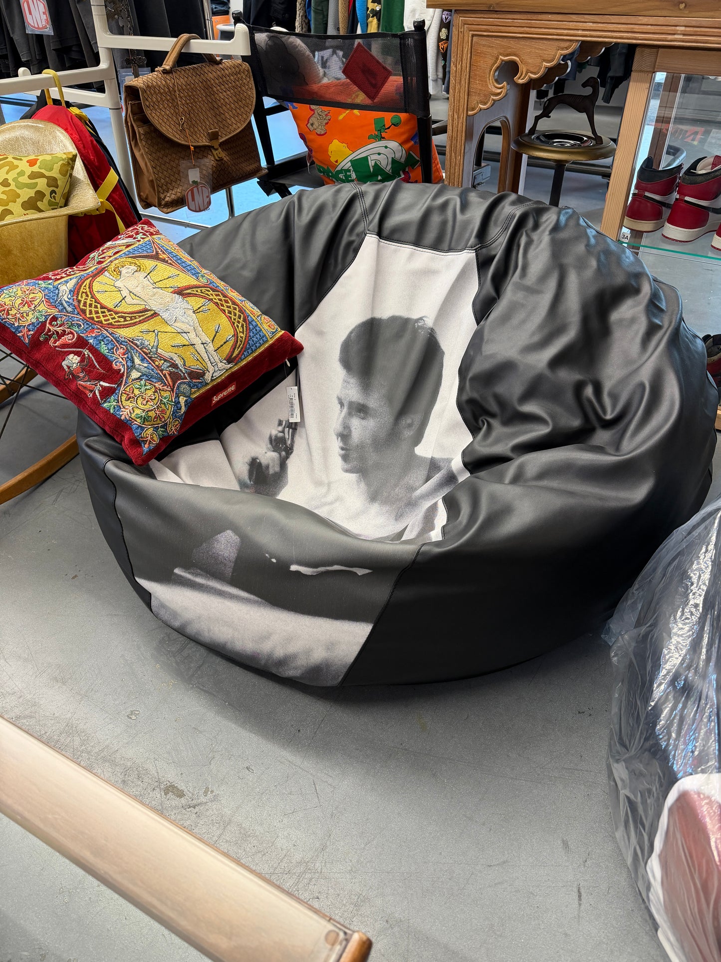 FW26 SUPREME LARRY CLARK BEAN BAG - BLACK
