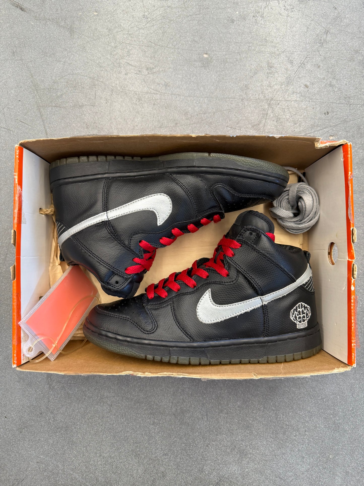 2004 SIZE 7.5 NIKE DUNK HIGH X PHARRELL WILLIAMS N.E.R.D. (PRE-OWNED WITH BOX)