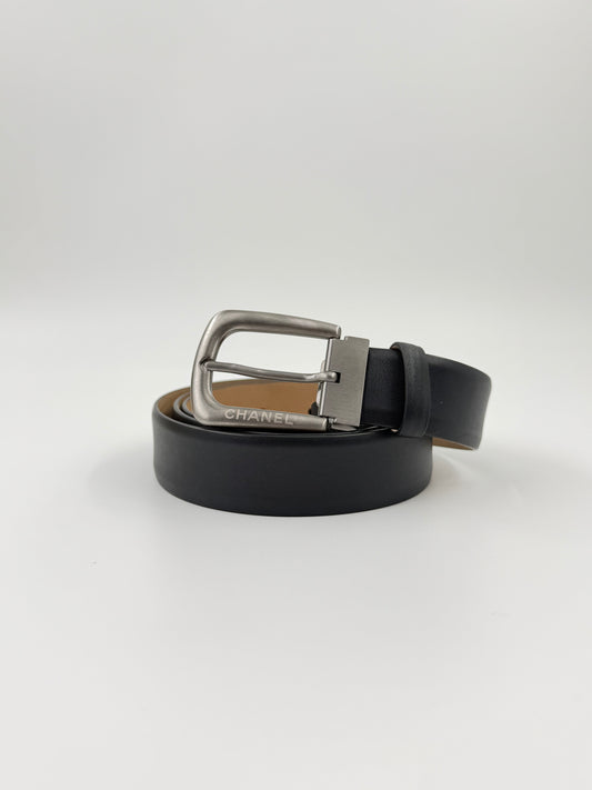 2023 CHANEL U23 CALFSKIN CLASSIC BRUSHED SILVER BUCKLE BELT - BLACK (95/38)