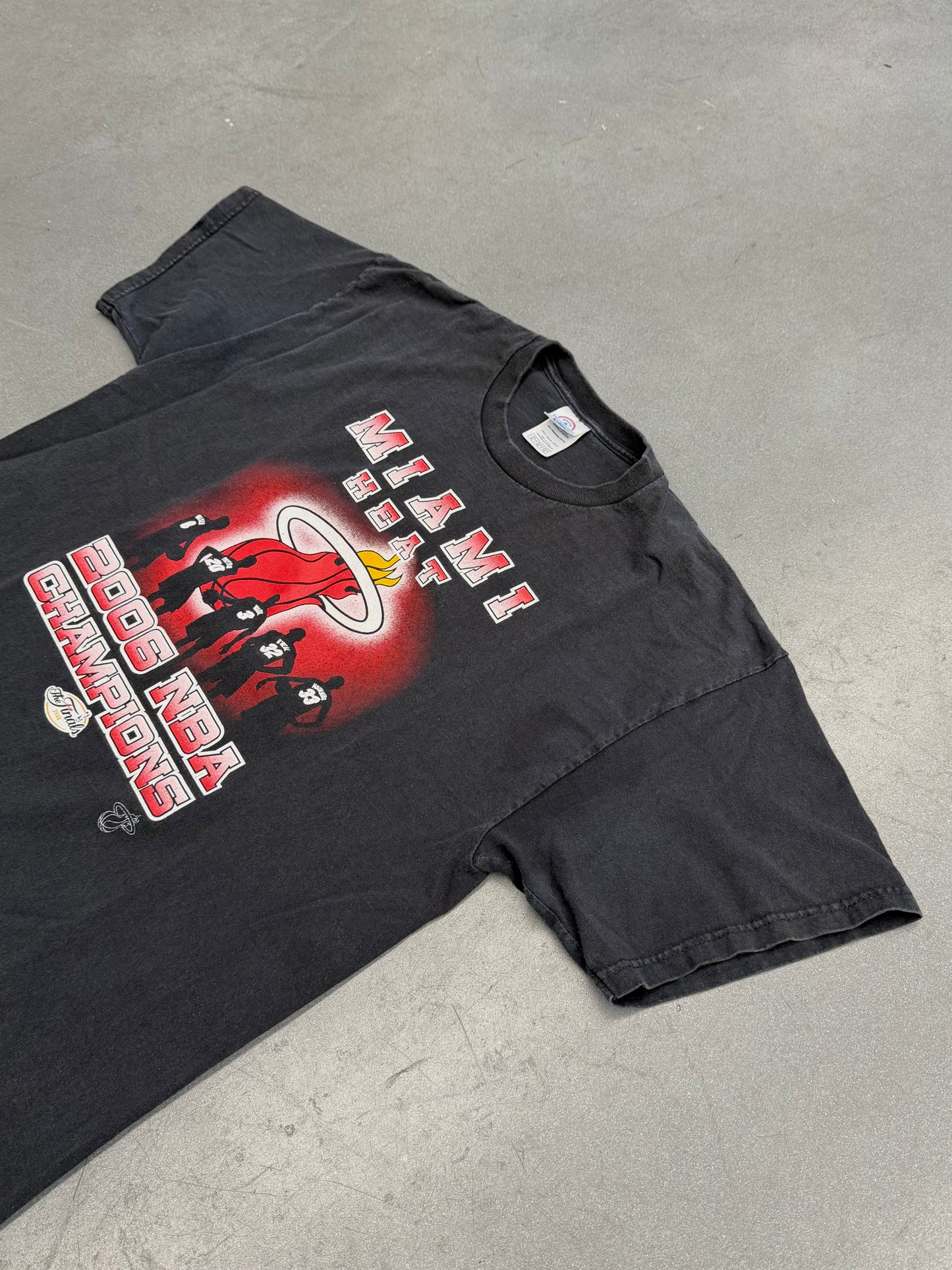 2006 MIAMI HEAT NBA CHAMPIONS TEE (DELTA PRO WEIGHT TAG)