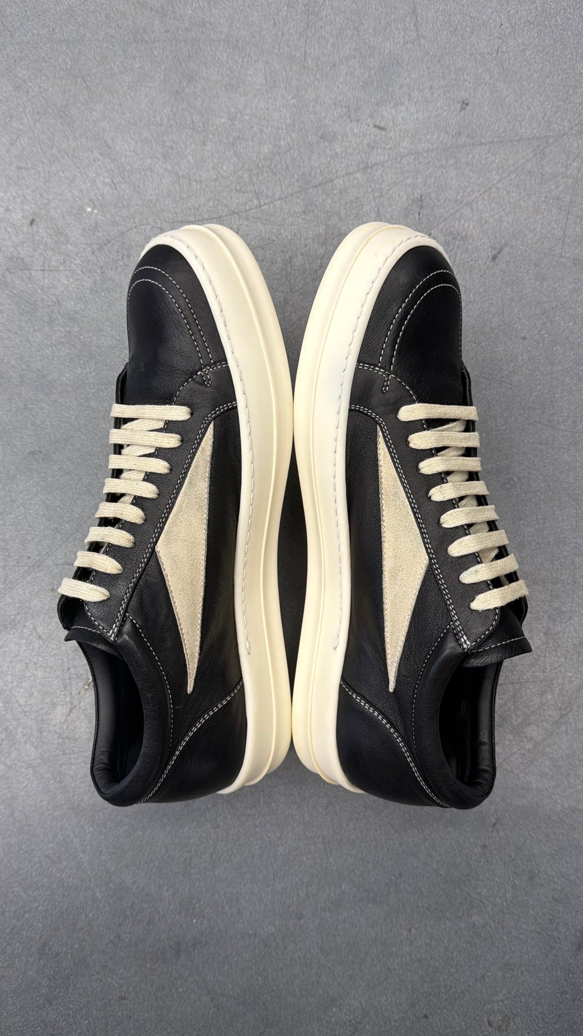 RICK OWENS EARLY VINTAGE LEATHER LOW SNEAKERS - BLACK/MILK (43)