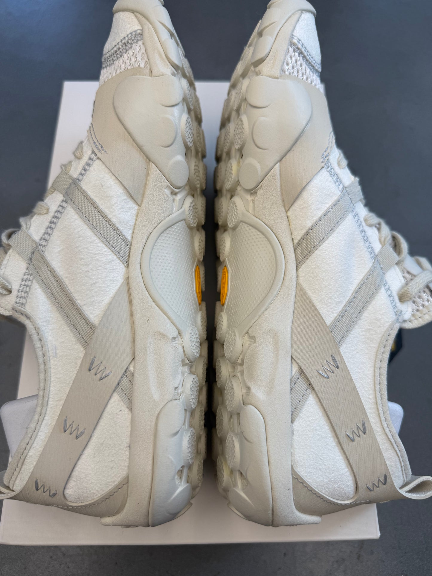 2025 SIZE 9 NEW BALANCE MT10 DISTRICT VISION CLOUD DANCER - WHITE (NEW WITH BOX)