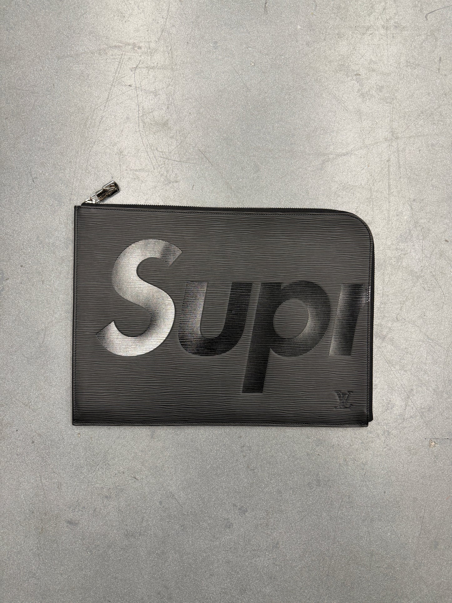 FW17 LOUIS VUITTON X SUPREME POCHETTE JOUR EPI GM - BLACK (PRE-OWNED WITH BOX)