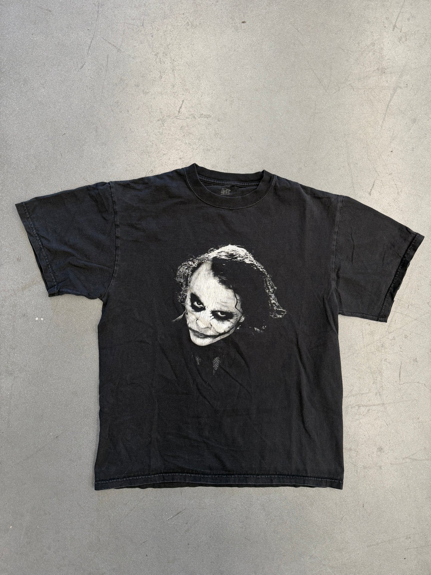 2008 DARK KNIGHT THE JOKER TEE (SCREENPRINTED GIANT TAG)