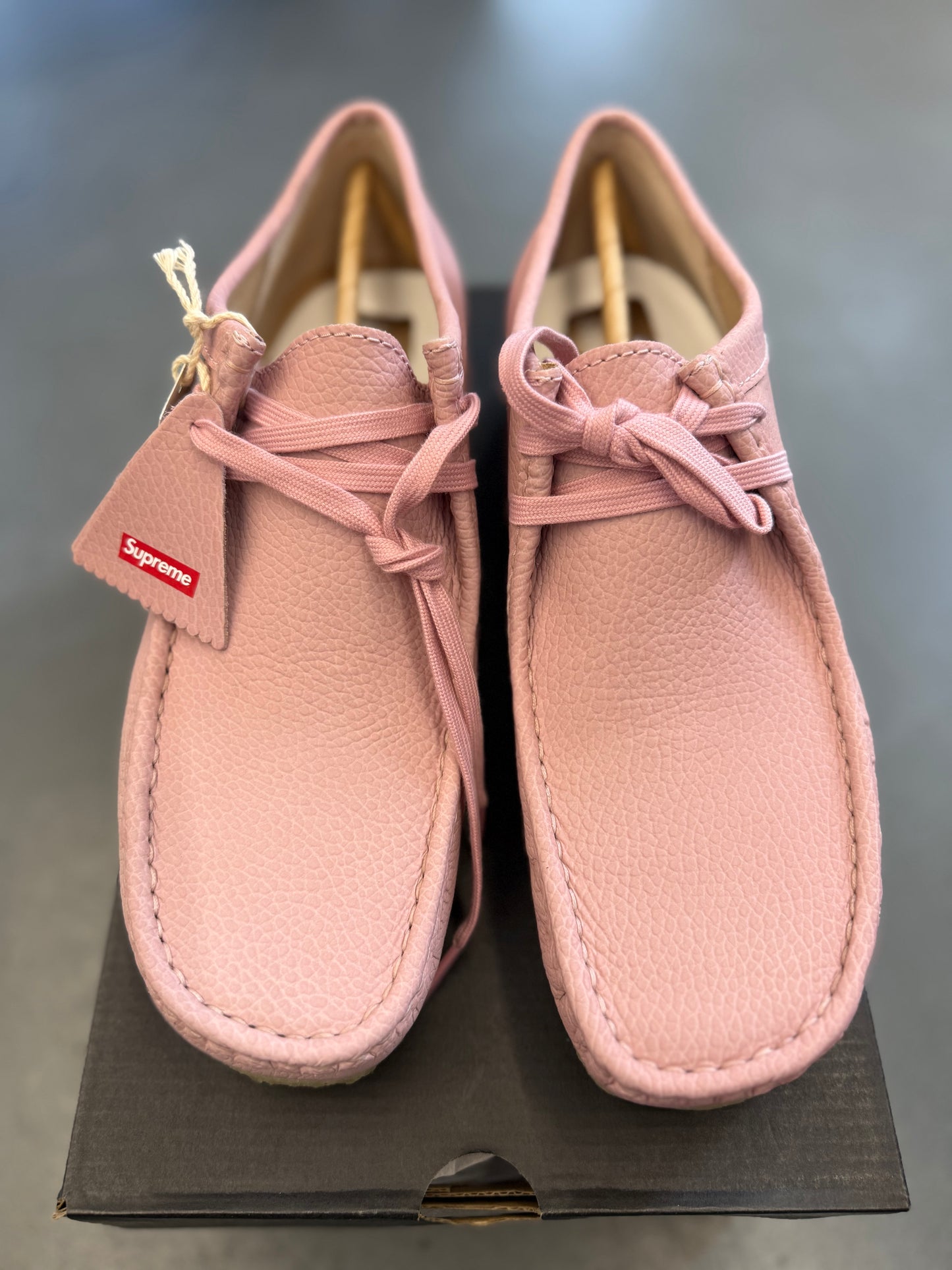 2025 SIZE 9.5 SUPREME CLARK ORIGINALS WALLABEE PINK REFLECTIVE (NEW WITH BOX)