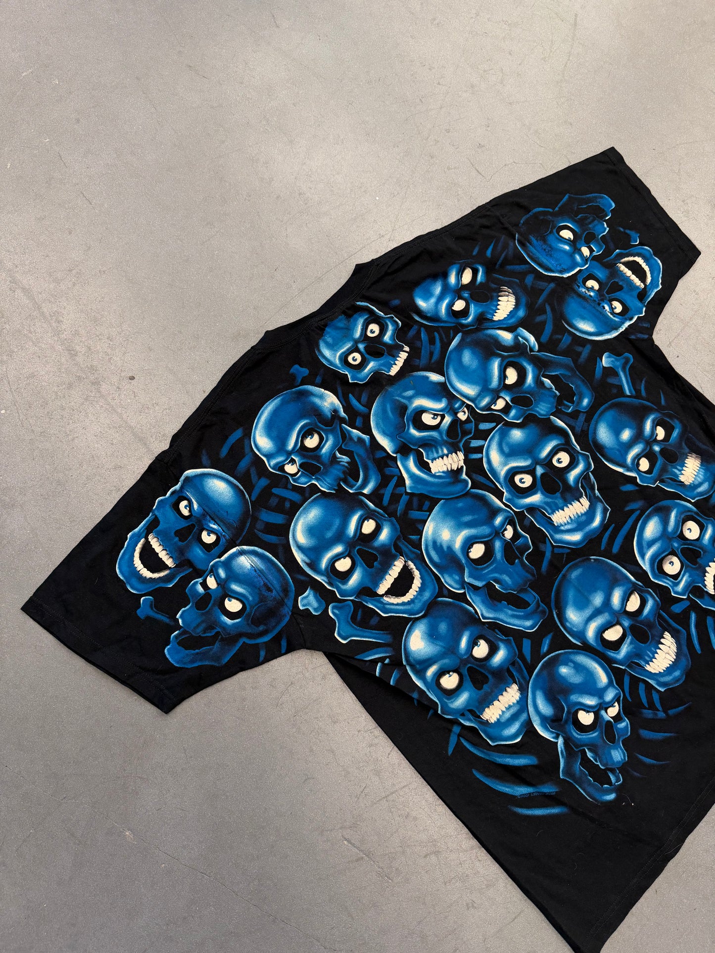 2001 LIQUID BLUE GLOW IN THE DARK SKULLS AOP TEE - BLUE (NWT)