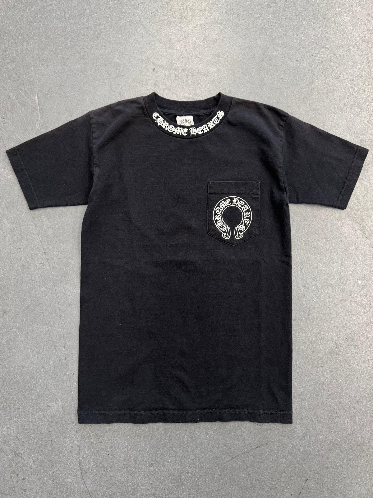 VINTAGE CHROME HEARTS COLLAR PRINT DOUBLE FLORAL CROSS HORSESHOE POCKET TEE