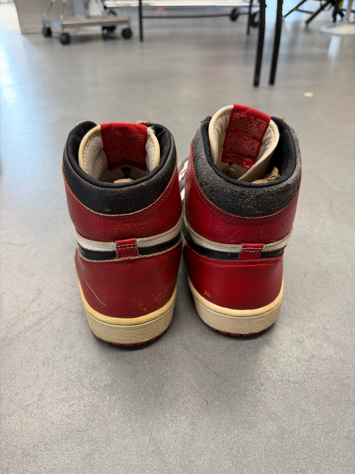 1985 AIR JORDAN 1 HIGH - PAINTED CHICAGO BLACK TOE (E)