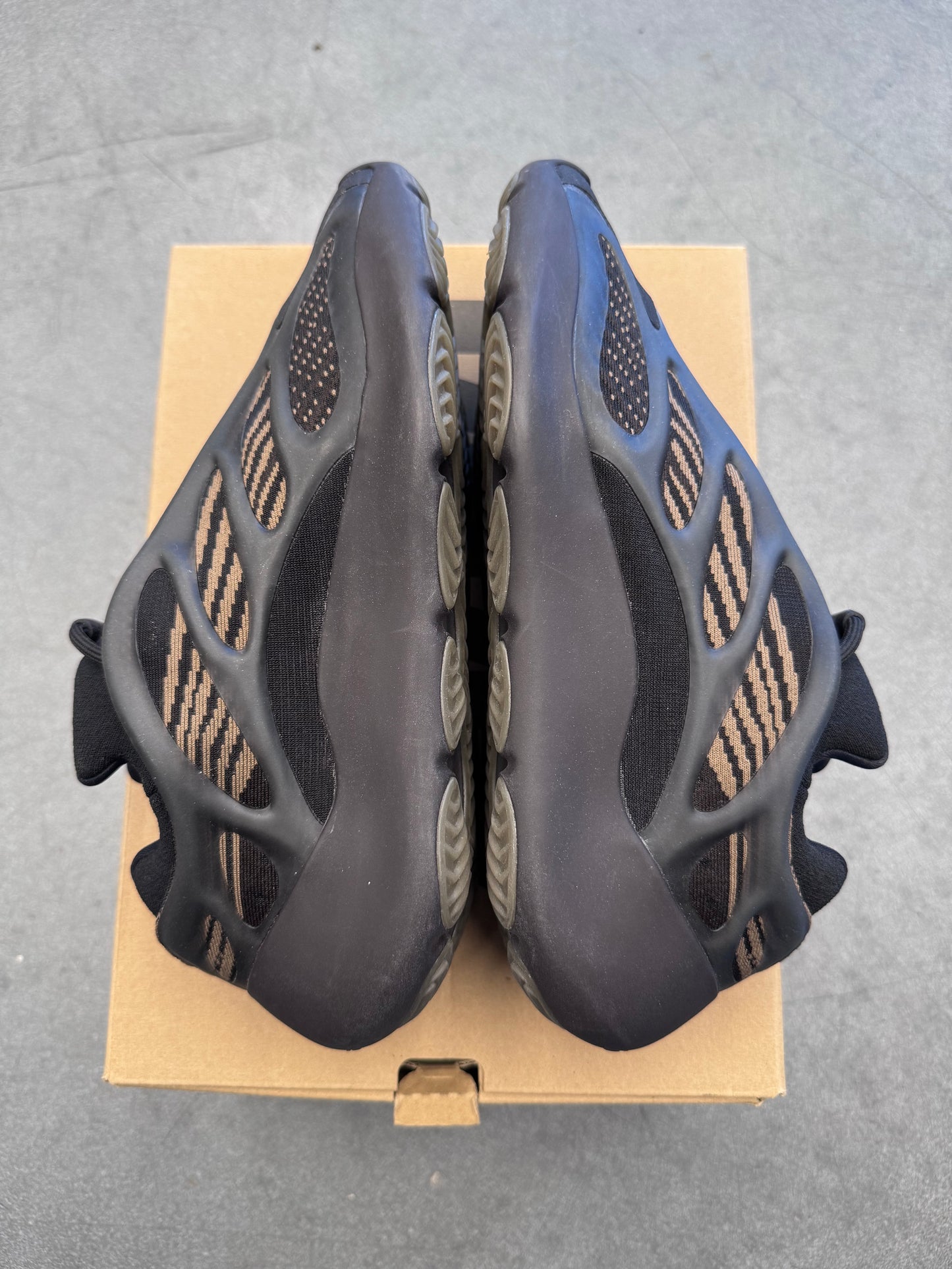 2020 SIZE 8 YEEZY 700 V3 CLAY BROWN (PRE-OWNED WITH BOX)