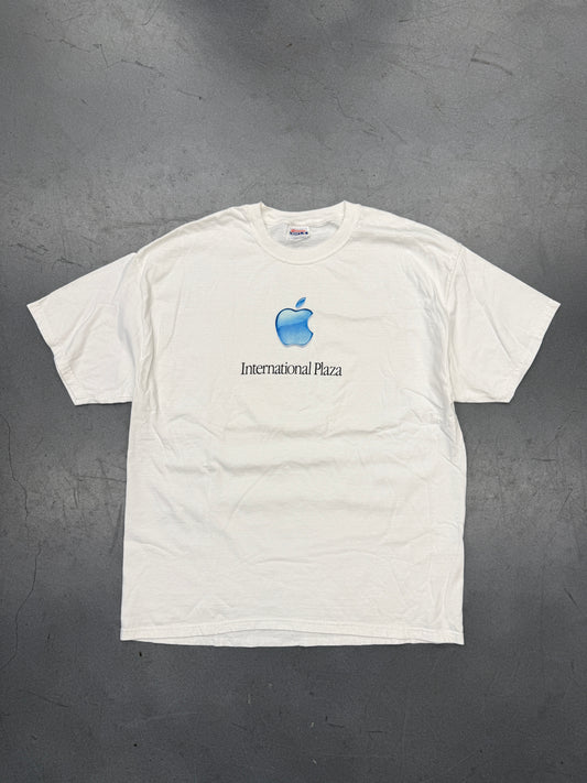 Y2K VINTAGE APPLE STORE INTERNATIONAL PLAZA SHOP DIFFERENT. TEE (HANES BEEFY TAGZ)