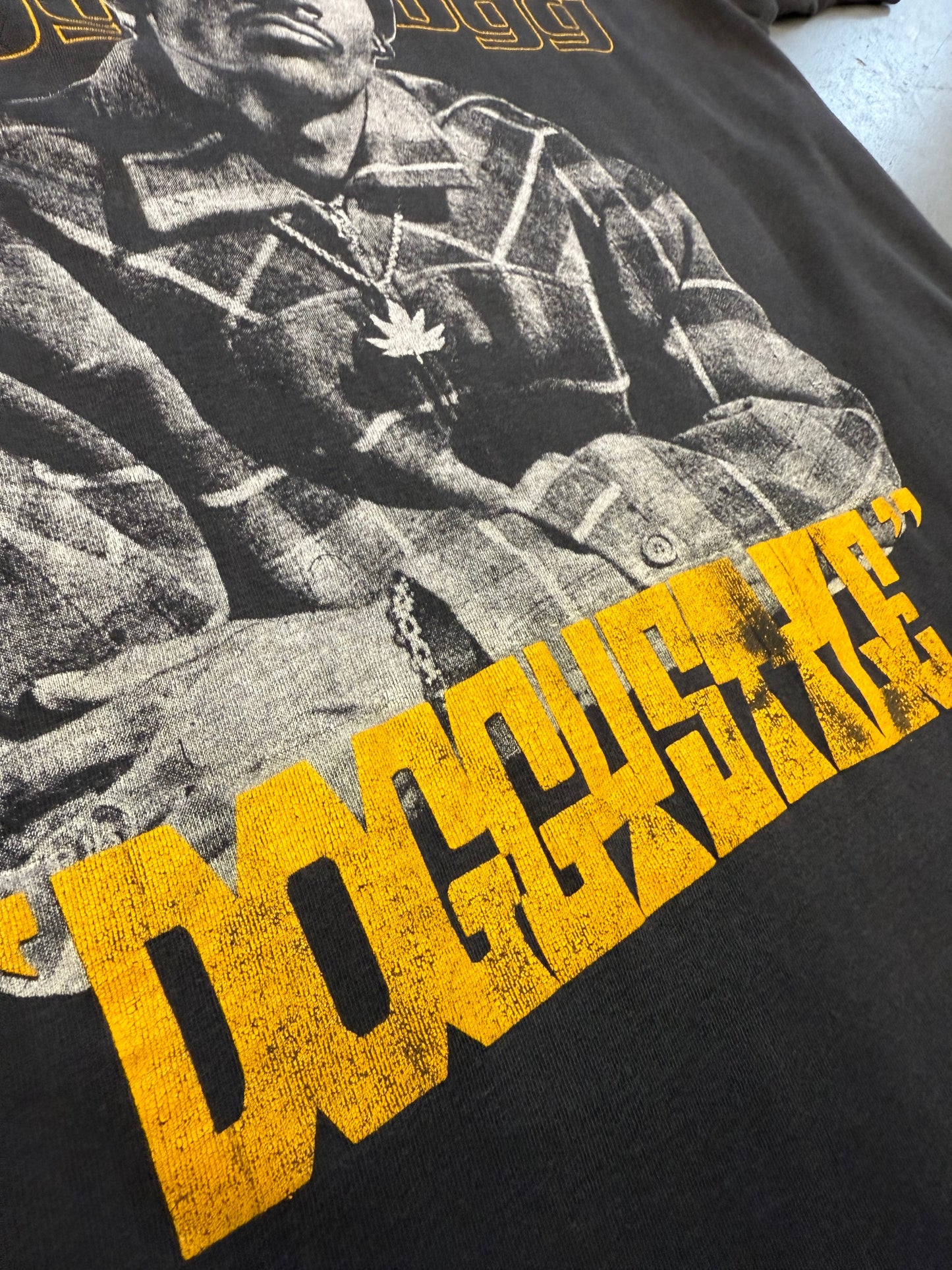 90'S SNOOP DOGGY DOGG "DOGGYSTYLE" YELLOW PRINT BOOTLEG RAP TEE (PULLED TAG)