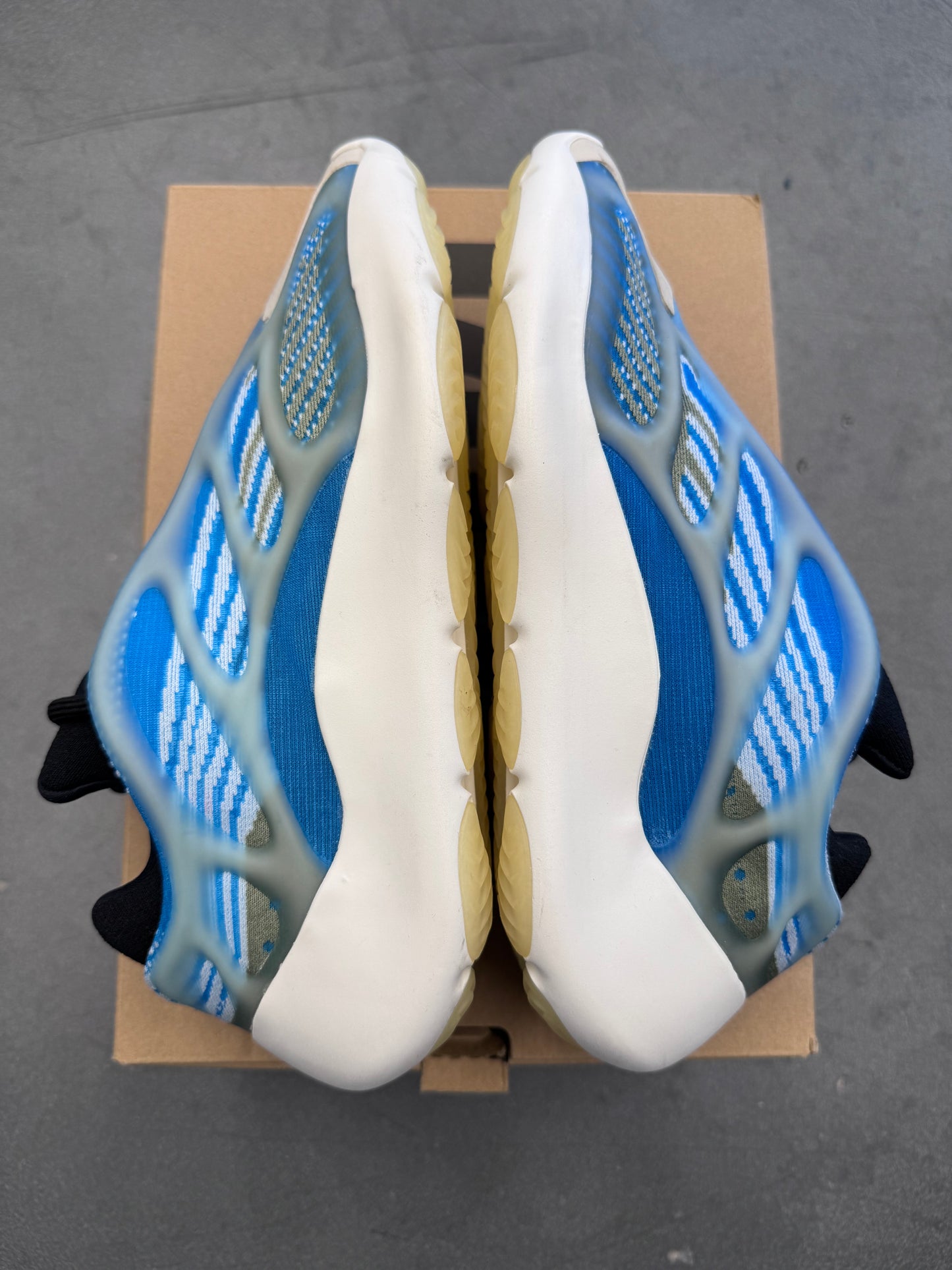 2020 SIZE 8 YEEZY 700 V3 ARZARETH (NEW WITH BOX)