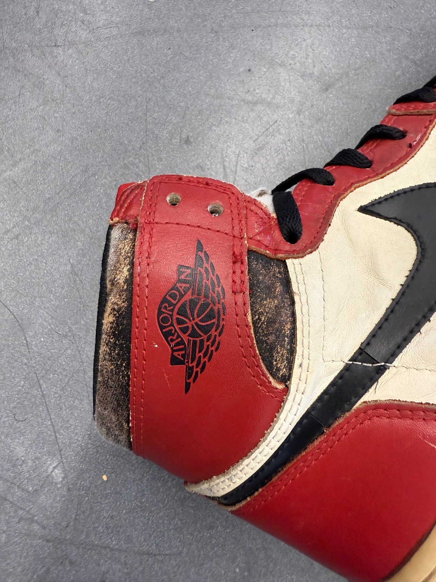 1985 SIZE 10.5 AIR JORDAN 1 CHICAGO (PRE-OWNED NO BOX)