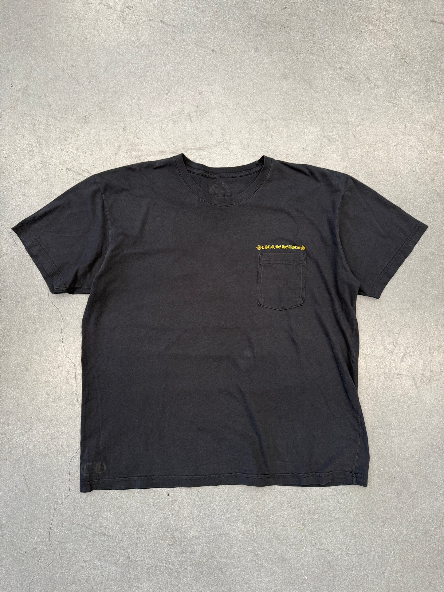 CHROME HEARTS BLACK & YELLOW SCROLL POCKET TEE
