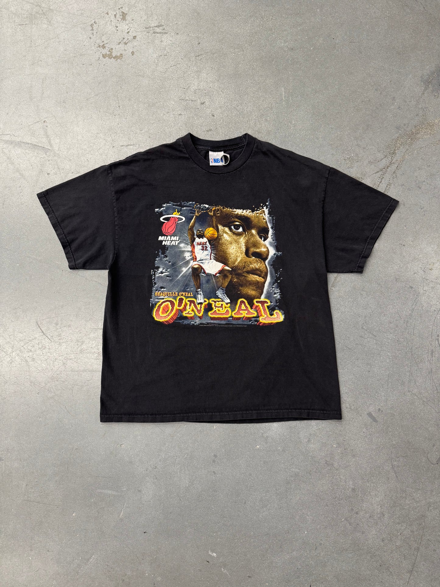 2004 MIAMI HEAT SHAQUILLE O'NEAL DUNKING TEE (NBA TAG)