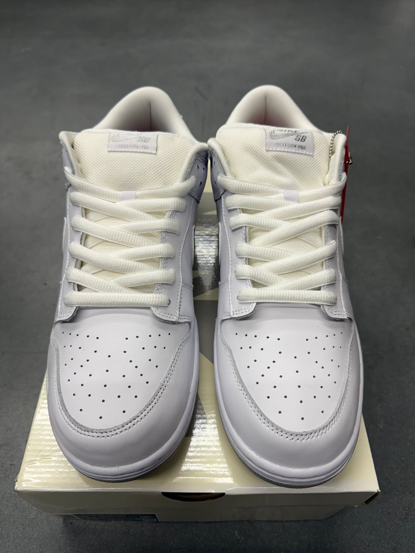 NIKE SB DUNK LOW SUPREME 94 WHITE METALLIC SILVER