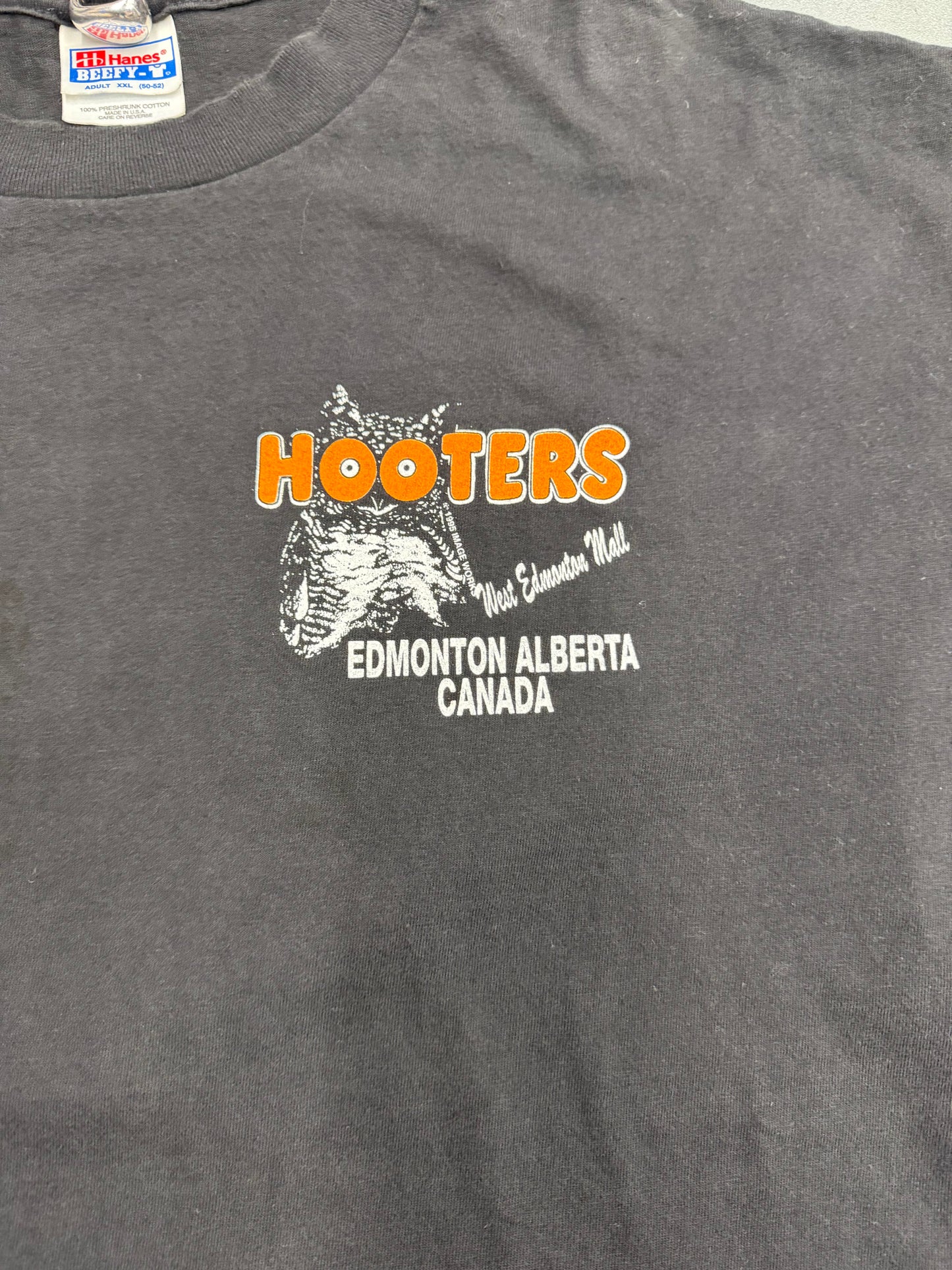 1995 HOOTERS EDMONTON ALBERTA CANADA "THE PUCK STOPS HERE!" TEE (HANES TAG)