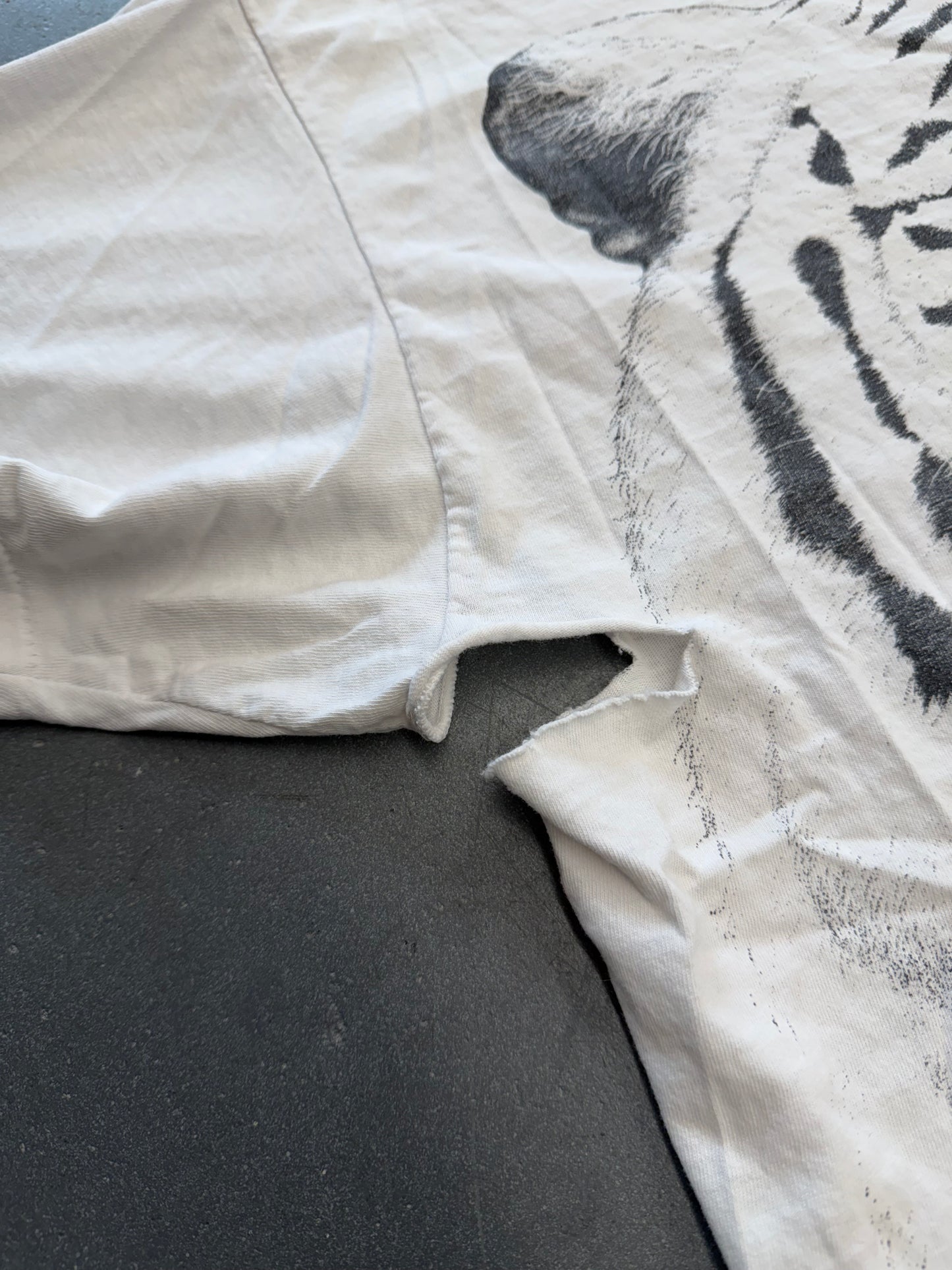 90S WHITE TIGER DISTRESSED NATURE TEE (PULLED TAG)