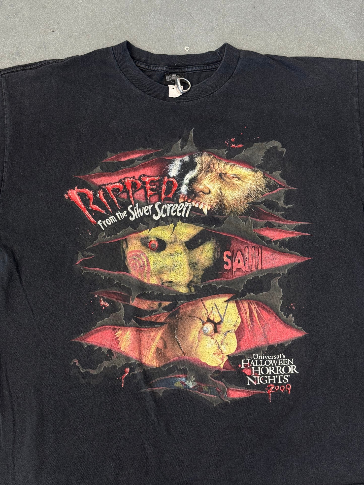 2009 UNIVERSAL'S HALLOWEEN HORROR NIGHTS "RIPPED FROM THE SILVER SCREEN" TEE (UNIVERSAL STUDIOS TAG)