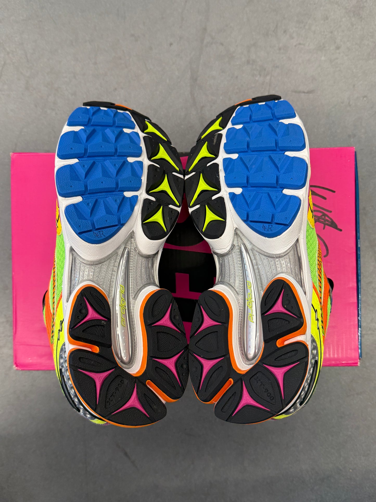 2025 SIZE 7 SAUCONY PROGRID TRIUMPH 4 WESTSIDE GUNN SUPER FLYGOD (NEW WITH SIGNED BOX)