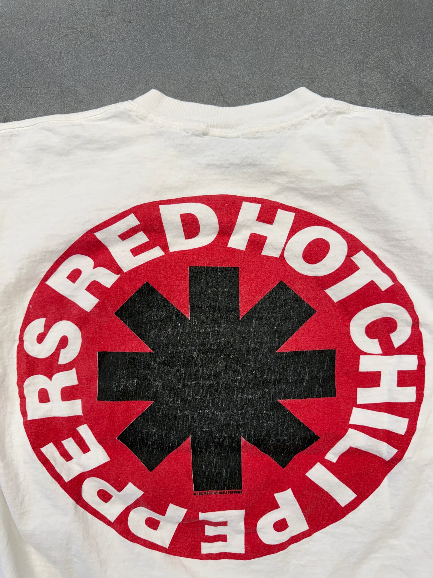 1990 RED HOT CHILI PEPPERS BAND MEMBERS STAR LOGO TEE (GIANT TAG)