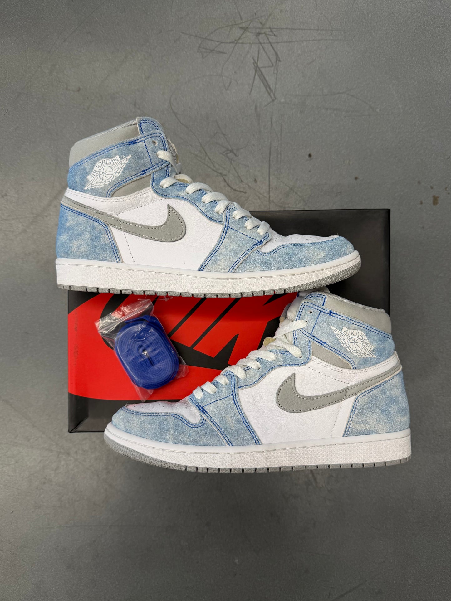 2021 AIR JORDAN 1 RETRO HIGH OG - HYPER ROYAL / SMOKE GREY (W/BOX)