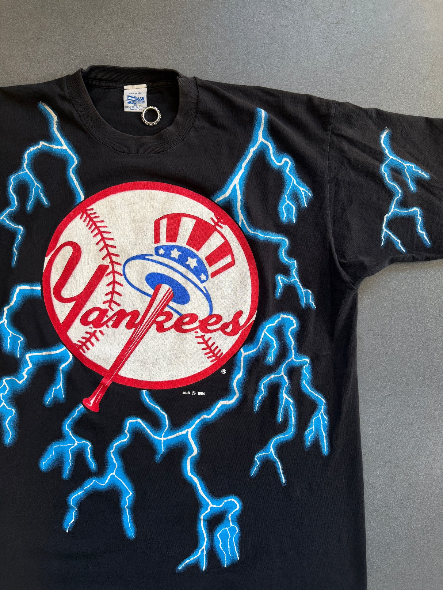 1994 SALEM SPORTSWEAR YANKEES LIGHTNING AOP AMERICAN THUNDER TEE