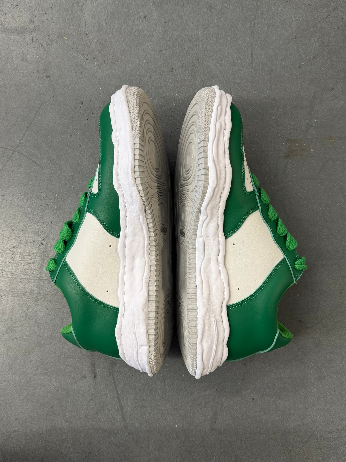 MAISON MIHARA YASUHIRO WAYNE OG SOLE GREEN & WHITE LEATHER LOW-TOP SNEAKERS (EU 44)
