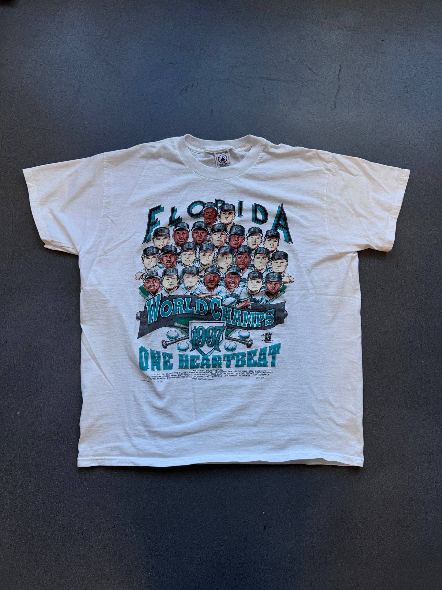 1997 FLORIDA MARLINS WORLD CHAMPS ONE HEARTBEAT TEAM CARICATURE TEE (DELTA TAG)