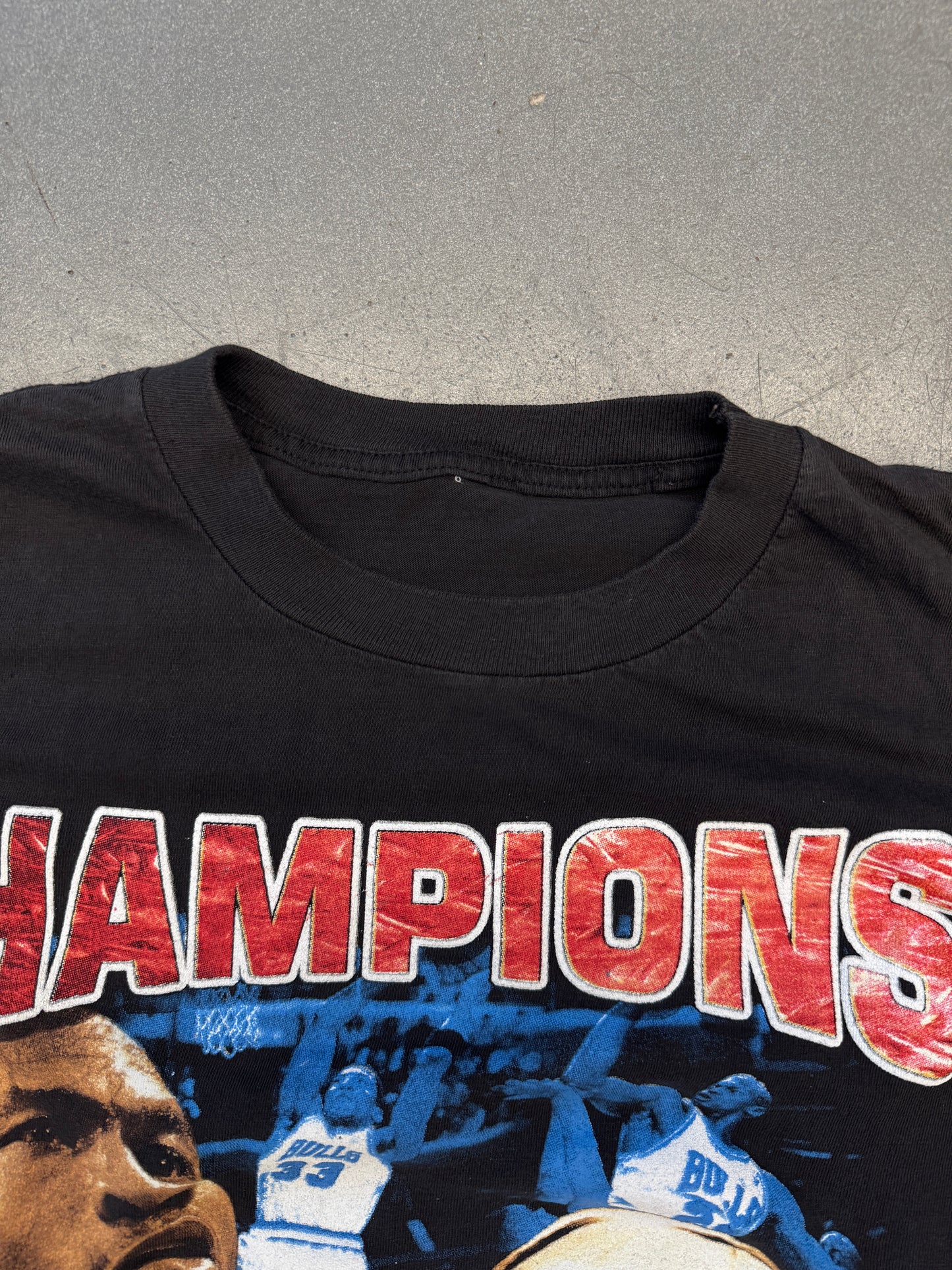 1997 NBA WORLD CHAMPIONS CHICAGO BULLS RAP STYLE TEE (PULLED TAG)