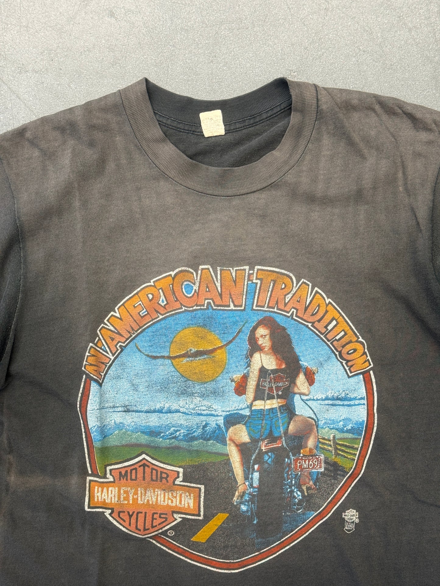 1980S HARLEY DAVIDSON RAHWAY, N.J. AMERICAN TRADITION TEE (FADED TAG)