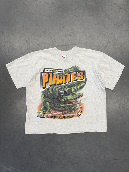 1995 PITTSBURGH PIRATES BRADENTON, FLORIDA SPRING TRAINING ALLIGATOR TEE (PRO PLAYER TAG)