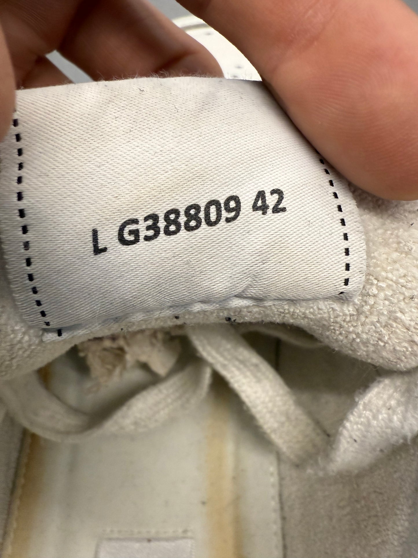 SIZE 42 CHANEL G38809 LEATHER SNEAKER - WHITE
