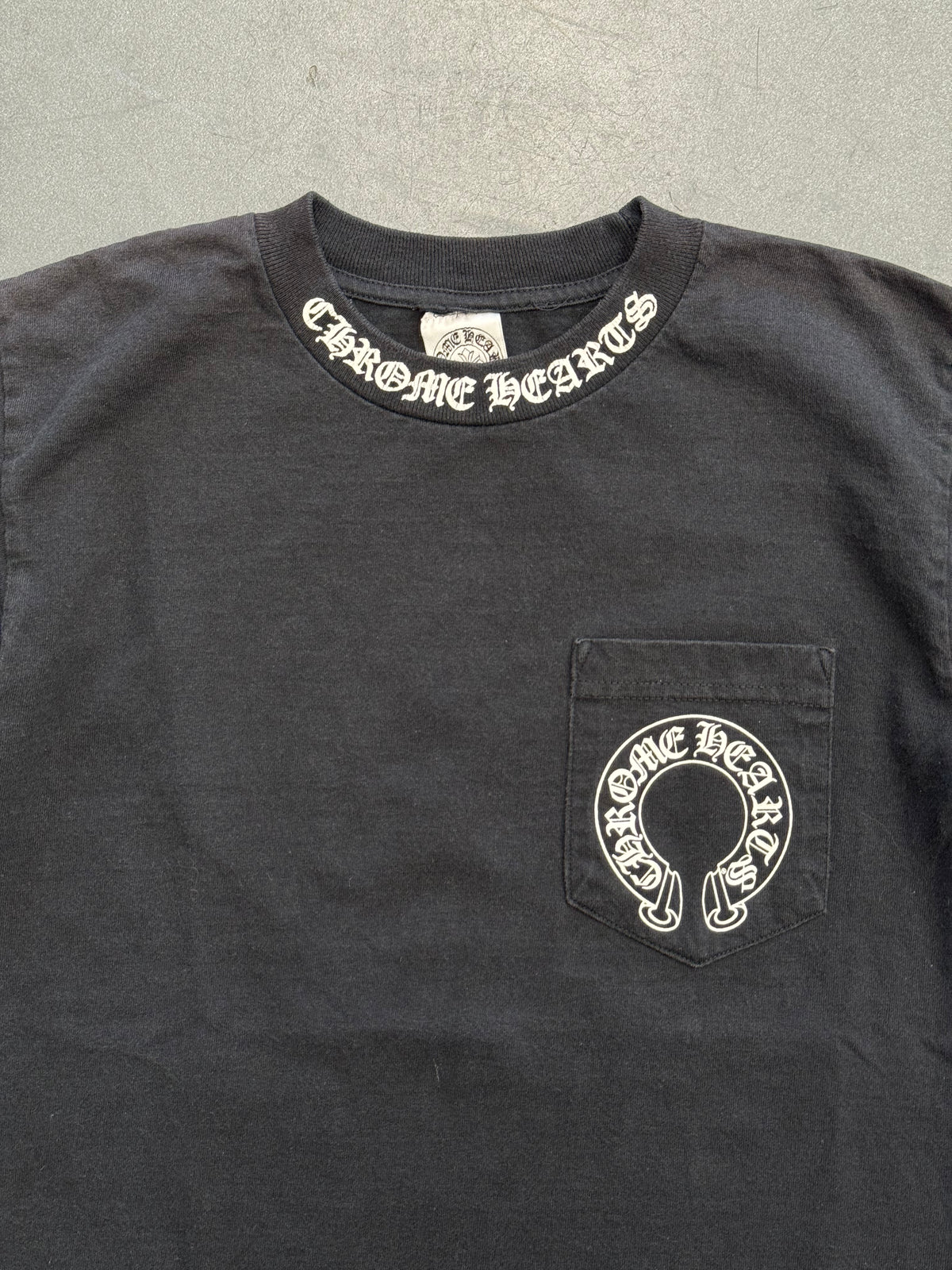 VINTAGE CHROME HEARTS COLLAR PRINT DOUBLE FLORAL CROSS HORSESHOE POCKET TEE