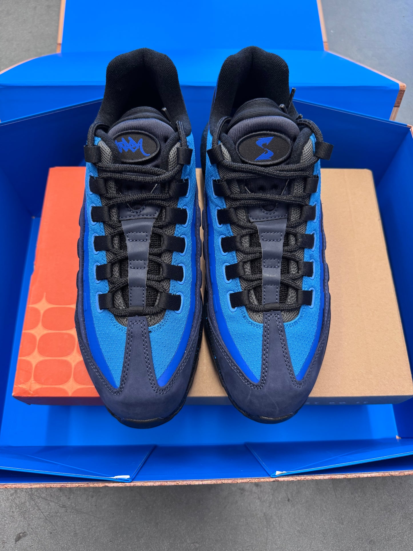 2024 SIZE 9.5 NIKE AIR MAX 95 & NIKE AIR FORCE 1 LOW STASH SPECIAL BOX (WITH POSTER) (SIGNED) (BRAND NEW OG ALL)