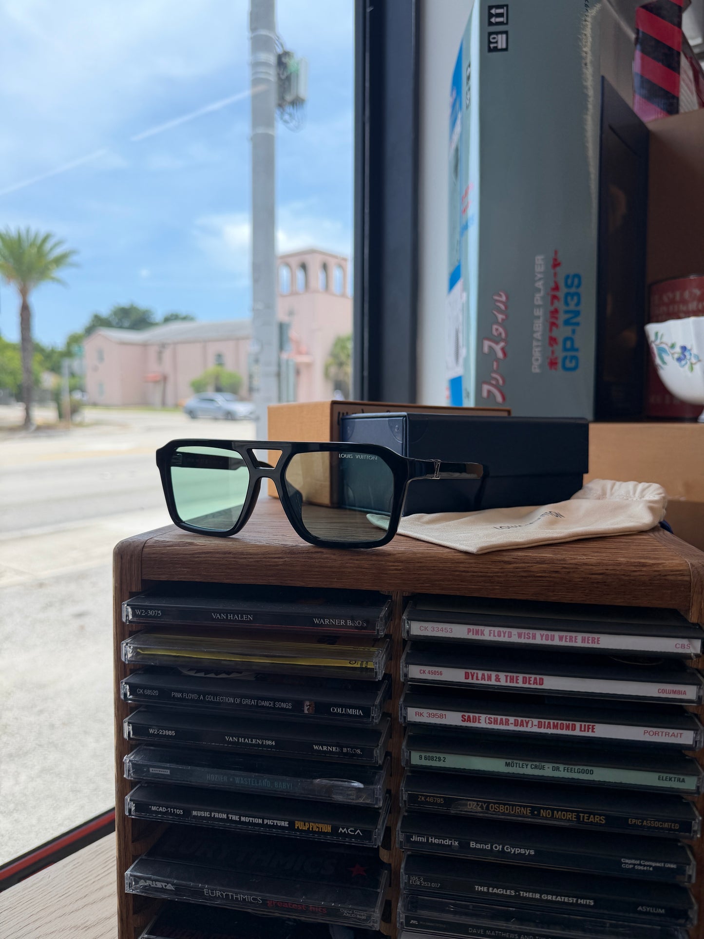 LOUIS VUITTON LV HIT SQUARE SUNGLASSES