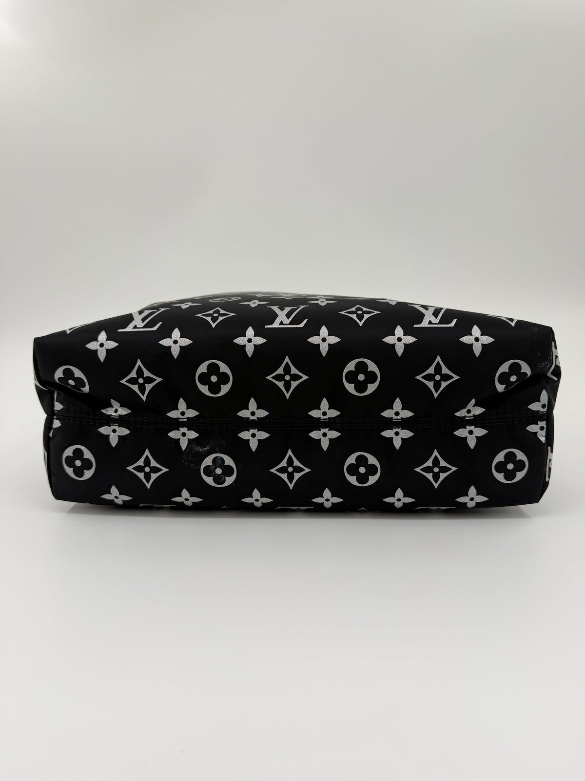 2024 LOUIS VUITTON COSMETIC POUCH - FROST GRADIANT SILVER