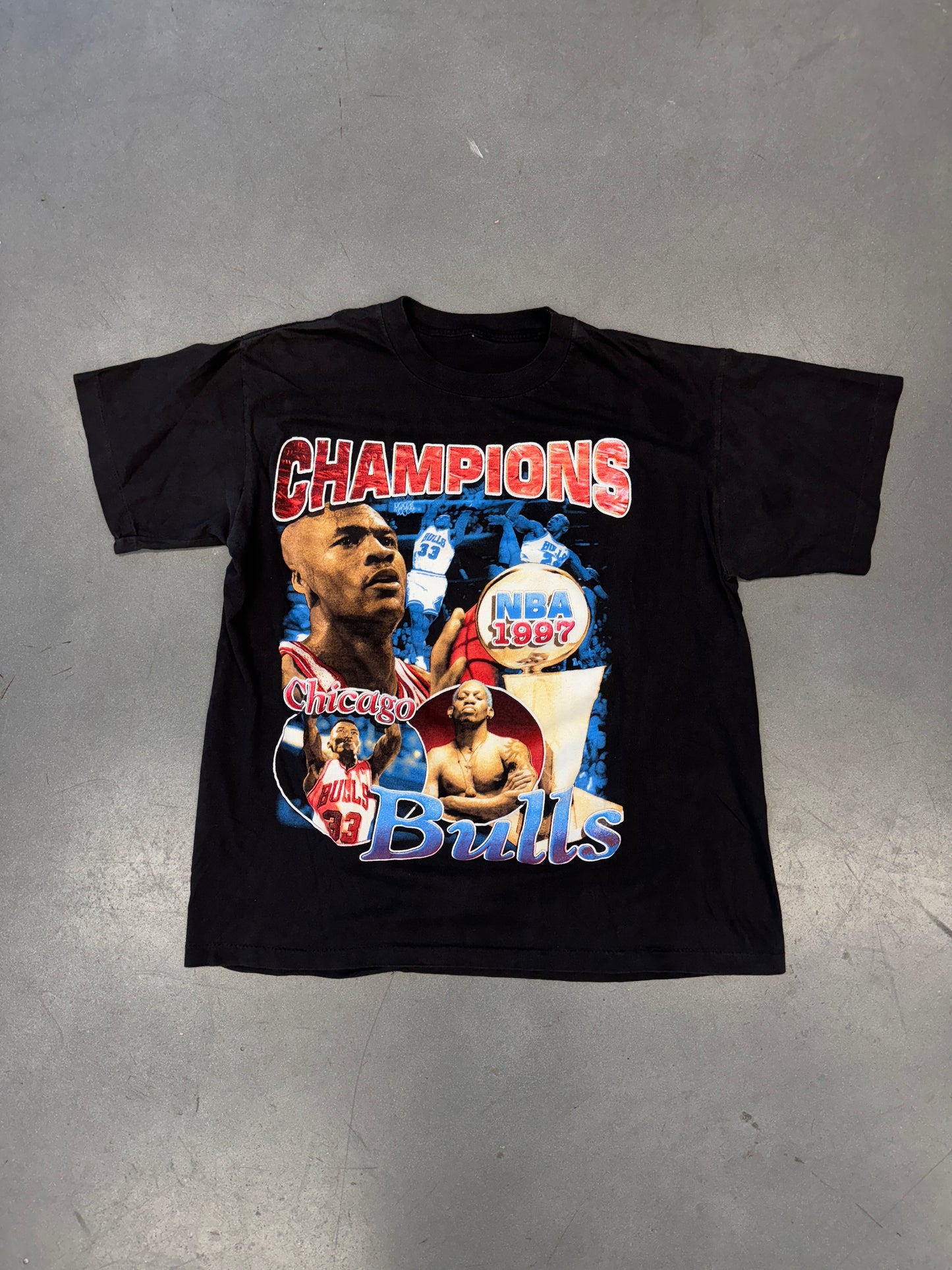 1997 NBA WORLD CHAMPIONS CHICAGO BULLS RAP STYLE TEE (PULLED TAG)