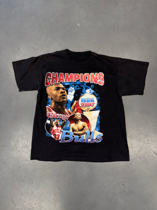 1997 NBA WORLD CHAMPIONS CHICAGO BULLS RAP STYLE TEE (PULLED TAG)