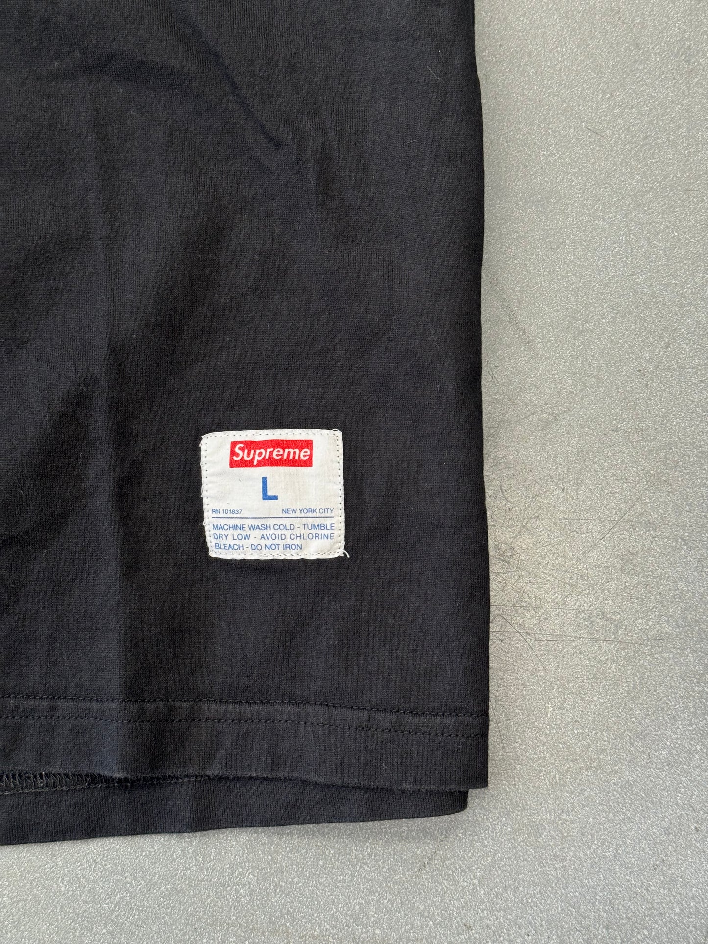 2020 SUPREME BEVEL TEXT RINGER TEE - BLACK